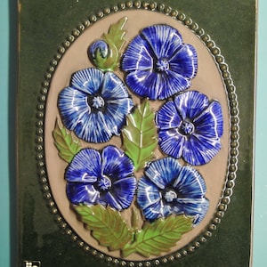 Swedish vintage 1960s jie Gantofta larger ceramic wall plaque with blue flower motive, design by Aimo