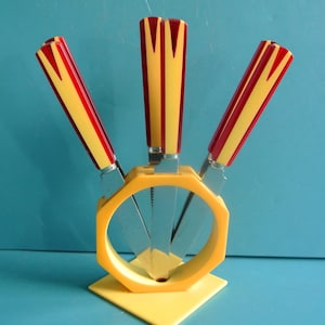 ART DECO Solingen 1940er Jahre geprüft butterschotch gelb/ transluzent rot Bakelit Kunststoff Design Obstmesser Set mit Ständer