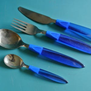 Set svedese di 48 pezzi di posate vintage anni &#39;80 in acciaio inossidabile color argento con manici in plastica blu, cucchiai, forchette e coltelli