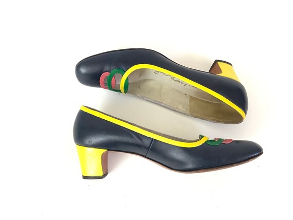 Size 7.5 Pumps Go Go Mod vintage shoes yellow nav… - image 2