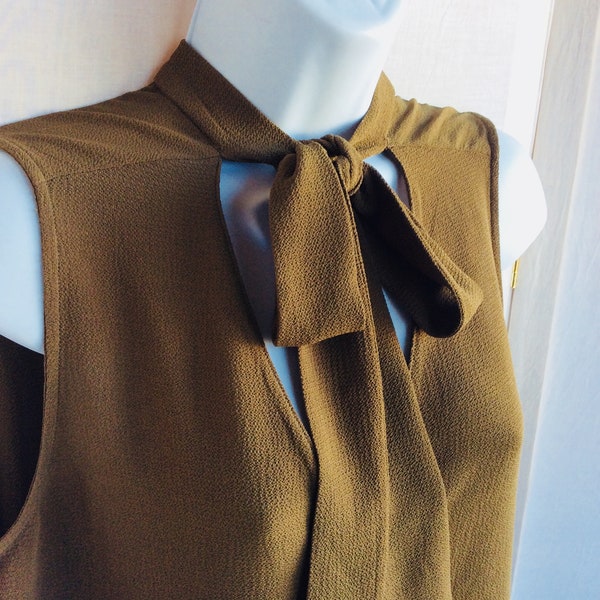 Vintage bow tie key hole blouse top size Medium army green color layering Lagenlook