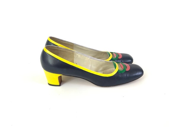 Size 7.5 Pumps Go Go Mod vintage shoes yellow nav… - image 6