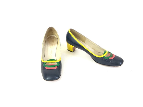 Size 7.5 Pumps Go Go Mod vintage shoes yellow nav… - image 3