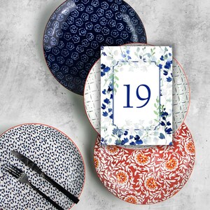 Blauwe wilde bloemen tafelnummers, blauwe en groene tafelnummers, bruiloftdecor, saffierblauwe nummers, blauwe tafelnummers 1-50 Instant Download