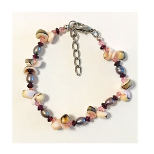 Handgemaakte schelpkraal, zilveren parel, granaat en Swarovski-kristalarmband