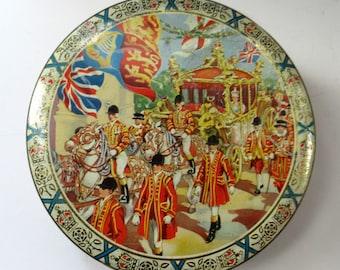 1953 Queen Elizabeth11 Coronation Vintage Commemorative Tin. Royal Household Cavalry Procession Along the Mall