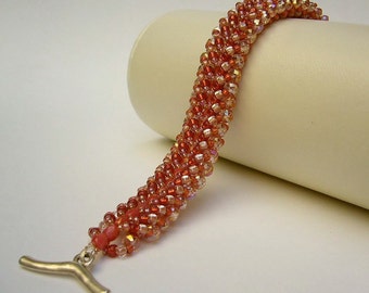 Pearl bracelet with sparkling beads in coral red and Rosé