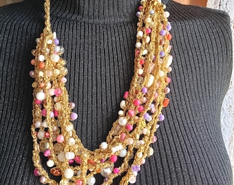 collana lavorata ad uncinetto vari colori