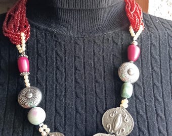 collana particolare con pezzi retrò