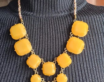 collana in giallo ambrato reinventata