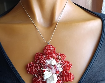 Ciondolo grande,fiore rosso perline in vetro