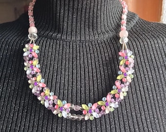 collar con flores en strass