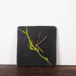 Modern Moss Concrete Clock - Chic Timekeeping for Your Space