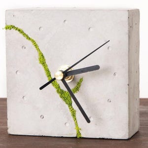 Reloj de escritorio cuadrado de hormigón con musgo