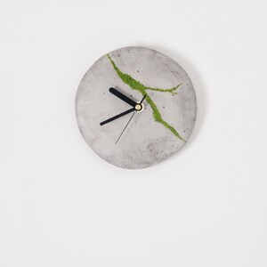 Minimalist concrete small wall clock with Scandinavian moss | Modern concrete clock | Round wall clock | Wall decoration