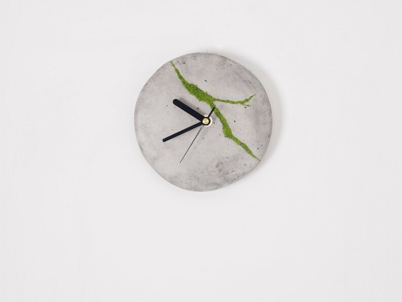 Minimalist concrete small wall clock with Scandinavian moss | Modern concrete clock | Round wall clock | Wall decoration