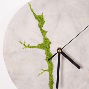 Stor rund väggklocka i betong med mossa