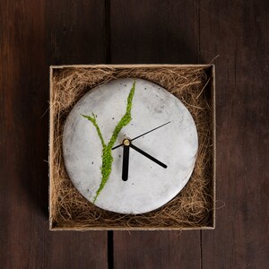 Minimalist concrete small wall clock with Scandinavian moss | Modern concrete clock | Round wall clock | Wall decoration