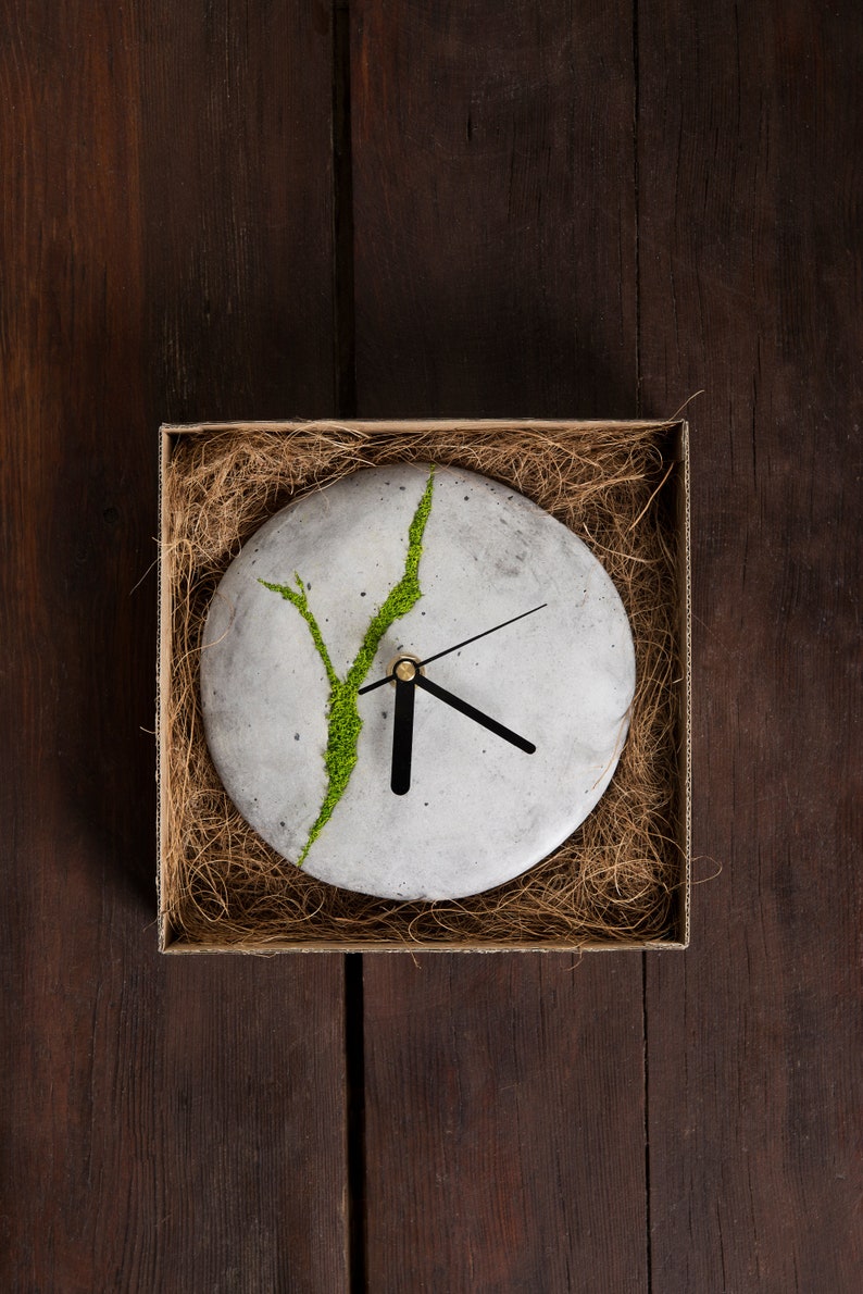 Minimalist concrete small wall clock with Scandinavian moss | Modern concrete clock | Round wall clock | Wall decoration