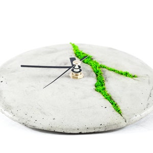 Minimalist concrete small wall clock with Scandinavian moss | Modern concrete clock | Round wall clock | Wall decoration