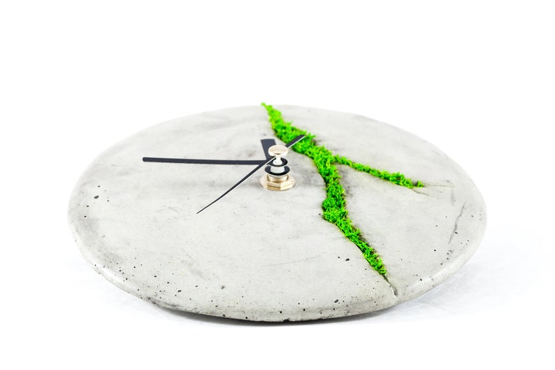 Minimalist concrete small wall clock with Scandinavian moss | Modern concrete clock | Round wall clock | Wall decoration