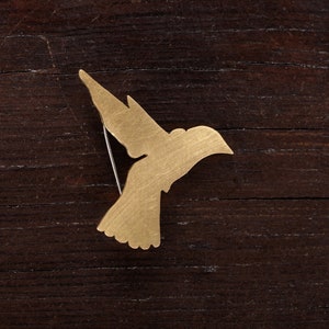 Delicate Gold Hummingbird Pin: Elegant Gift for Nature Lovers