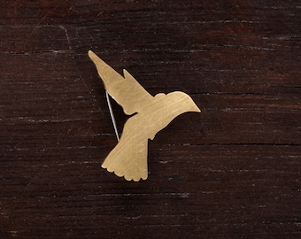 Delicate Gold Hummingbird Pin: Elegant Gift for Nature Lovers