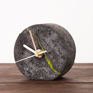 Horloge de bureau ronde en béton avec mousse