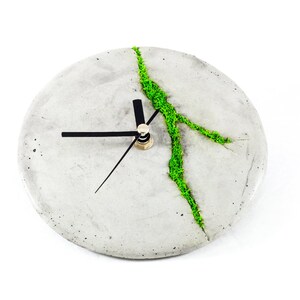 Minimalist concrete small wall clock with Scandinavian moss | Modern concrete clock | Round wall clock | Wall decoration