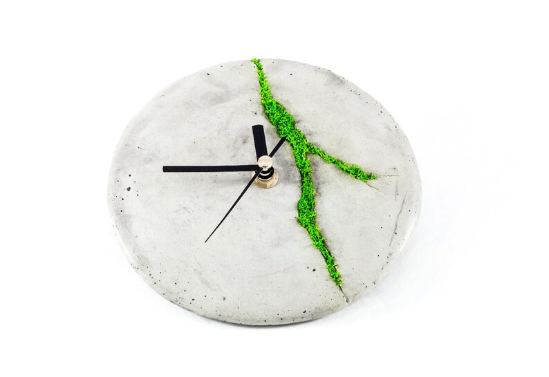 Minimalist concrete small wall clock with Scandinavian moss | Modern concrete clock | Round wall clock | Wall decoration