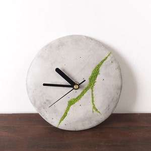 Minimalist concrete small wall clock with Scandinavian moss | Modern concrete clock | Round wall clock | Wall decoration