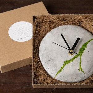 Minimalist concrete small wall clock with Scandinavian moss | Modern concrete clock | Round wall clock | Wall decoration