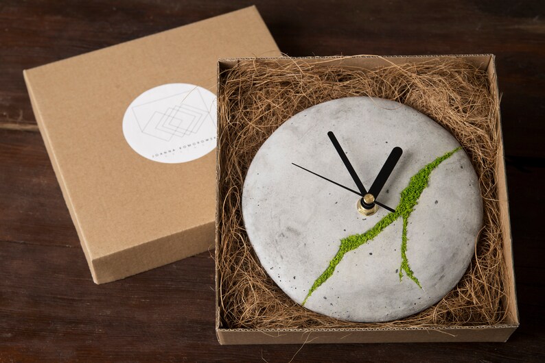 Minimalist concrete small wall clock with Scandinavian moss | Modern concrete clock | Round wall clock | Wall decoration