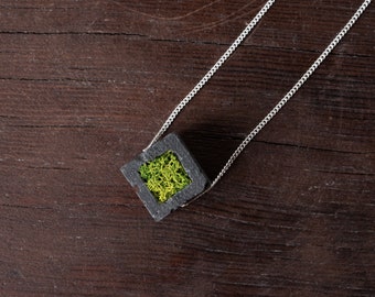 Modern concrete pendant with Scandinavian moss, Cube-shaped concrete necklace on chain, Minimalist, geometric necklace, Gift for her