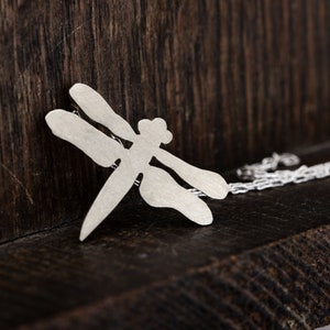 Collar de libélula de plata / Colgante de insecto inspirado en la naturaleza / Regalo de joyería minimalista hecho a mano