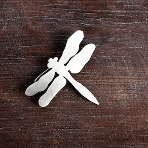 Elegant Gold Dragonfly Pin: A Delicate Touch of Nature-inspired Glam