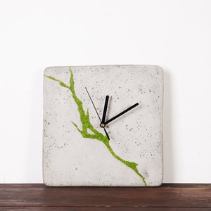 Contemporary Moss Detail Clock: Unique Home Decor Piece