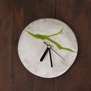 Minimalist concrete small wall clock with Scandinavian moss | Modern concrete clock | Round wall clock | Wall decoration