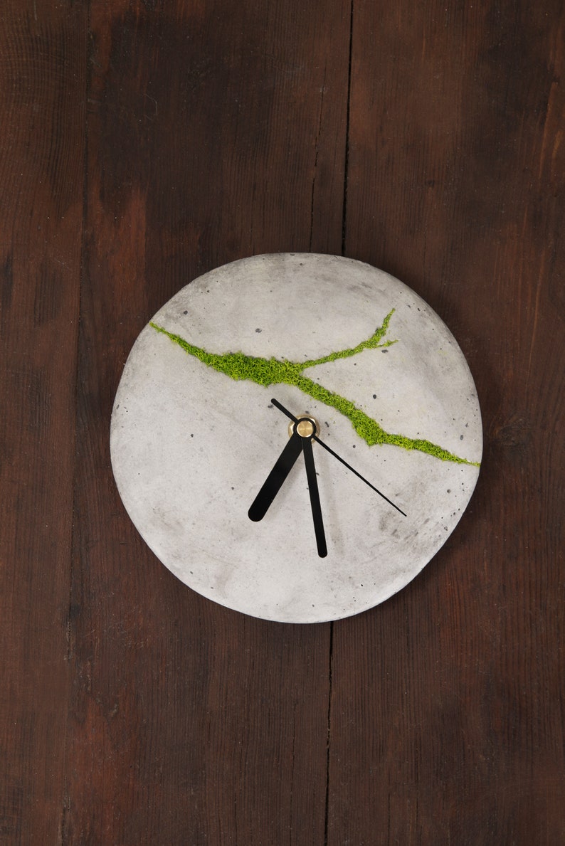 Minimalist concrete small wall clock with Scandinavian moss | Modern concrete clock | Round wall clock | Wall decoration
