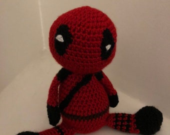 Muñeca inspirada en Deadpool de ganchillo