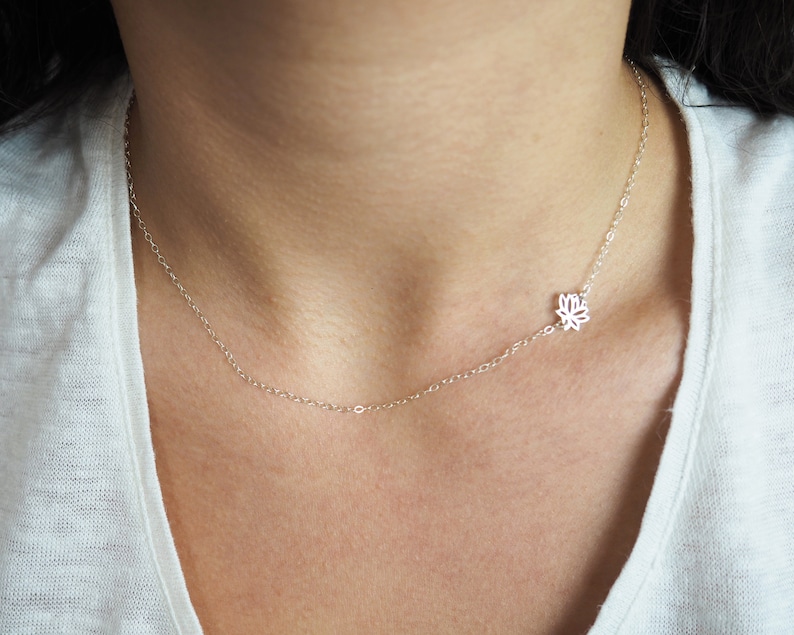 Rose Gold SIDEWAYS LOTUS Necklace Rose Gold Lotus Necklace Dainty Rose Gold Necklace Dainty Lotus Necklace imagem 6