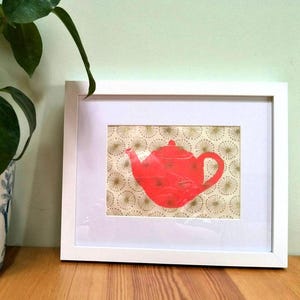 Tetera roja con patrón dorado, impresión en linóleo para enmarcar, corte en linóleo original, impresión en papel nepalí