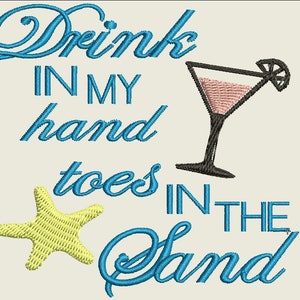 Könnte beinhalten: Stickerei mit dem Text "Drink in my hand toes in the sand" in blauer Kursivschrift. Ein gelber Seestern und ein schwarzes Martini-Glas mit einem rosafarbenen Getränk und einer Limettenscheibe sind ebenfalls im Design enthalten.