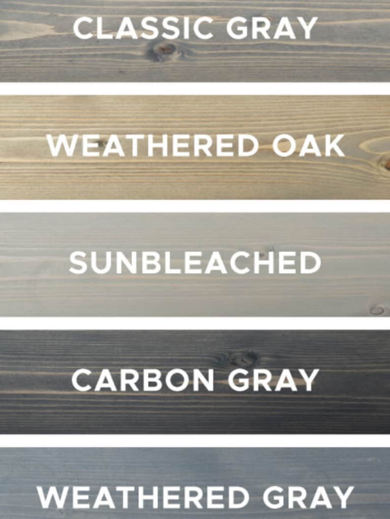 Puede incluir: Cinco muestras de madera te&ntilde;idas en diferentes tonos de gris. Las manchas est&aacute;n etiquetadas como "Gris Cl&aacute;sico", "Roble Desgastado", "Descolorido por el Sol", "Gris Carb&oacute;n" y "Gris Desgastado".