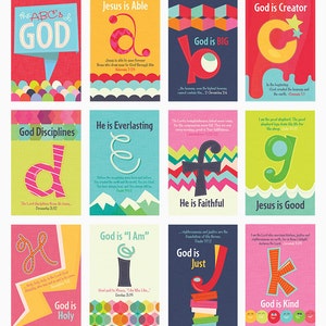K&ouml;nnte beinhalten: Ein farbenfroher Alphabet-Chart mit Illustrationen und Bibelversen &uuml;ber Gott. Jeder Buchstabe hat eine andere Farbe und ein einzigartiges Design. Der Chart ist perfekt, um Kindern die Eigenschaften Gottes beizubringen.