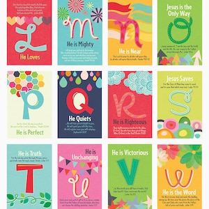 K&ouml;nnte beinhalten: Buntfarbene Alphabet-Flashcards mit jeweils einem anderen Buchstaben und einem Bibelvers. Die Buchstaben sind stilisiert und von bunten Designs umgeben. Die Verse handeln von Gottes Liebe, Macht und Wahrheit.