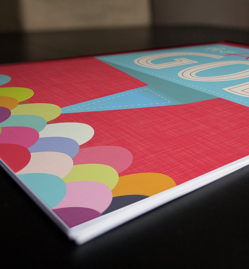 K&ouml;nnte beinhalten: Ein rotes Notizbuch mit einem blauen und wei&szlig;en Banner, auf dem "The Go-To Guide" steht. Der Einband zeigt ein farbenfrohes Design aus &uuml;berlappenden Kreisen in den Farben Rosa, Gelb, Gr&uuml;n, Blau und Lila.