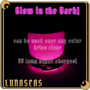 Puede incluir: Un peque&ntilde;o frasco de vidrio que contiene un l&iacute;quido que emite un brillo rosa intenso en la oscuridad. El texto dice: Glow in the Dark! can be used over any color dries clear UV lamp super charges! La marca LUNASEAS aparece abajo.