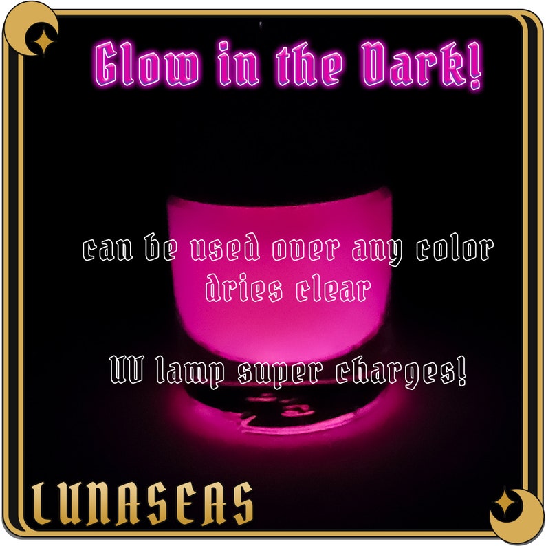 Puede incluir: Un peque&ntilde;o frasco de vidrio que contiene un l&iacute;quido que emite un brillo rosa intenso en la oscuridad. El texto dice: Glow in the Dark! can be used over any color dries clear UV lamp super charges! La marca LUNASEAS aparece abajo.