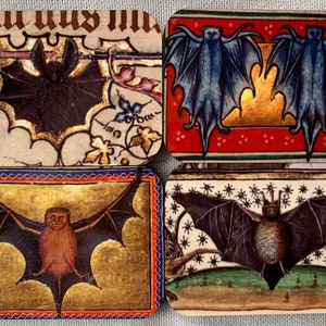 K&ouml;nnte beinhalten: Vier Illustrationen von Flederm&auml;usen im Vintage-Stil auf wei&szlig;em Hintergrund. Jede Illustration ist mit einem dekorativen Rahmen versehen. Die Flederm&auml;use sind in verschiedenen Posen mit aufwendigen Details dargestellt.